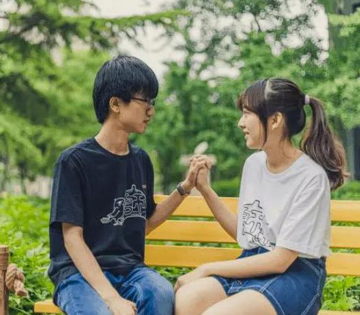 “大快人心！”广东一女子与一位打工的男友谈恋爱，自己在大学读书，而男友则勤勤恳恳