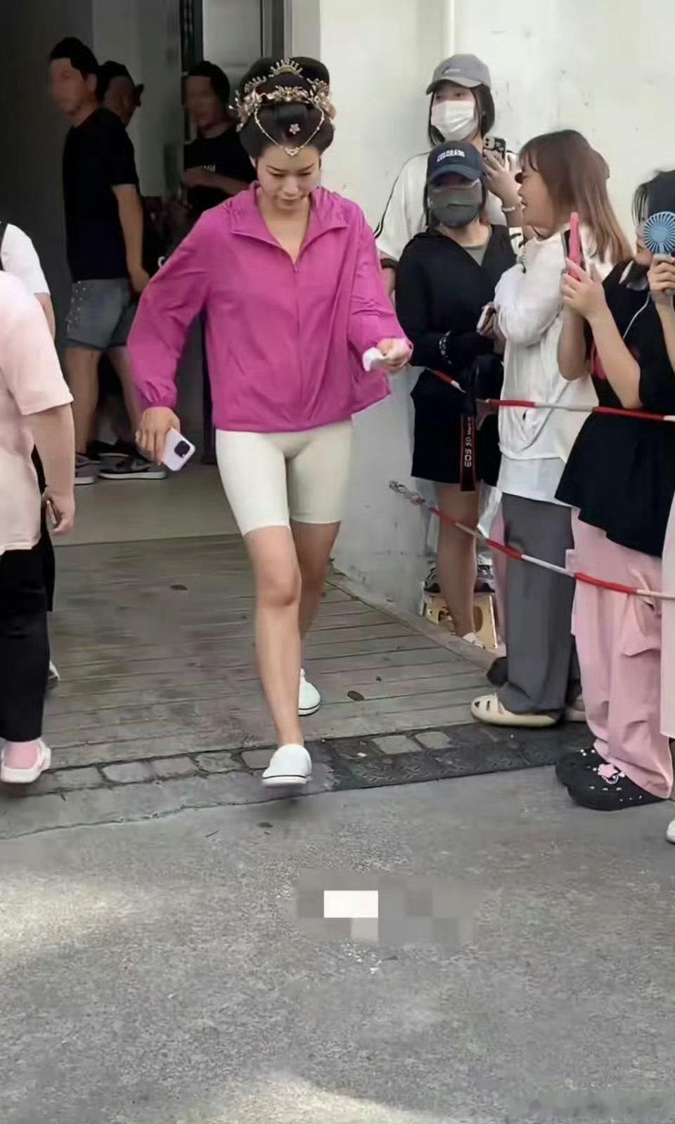 港星胡杏儿片场穿鲨鱼裤出镜好尴尬，已婚已育年龄大了这样也太不注意形象了 ​ ​​