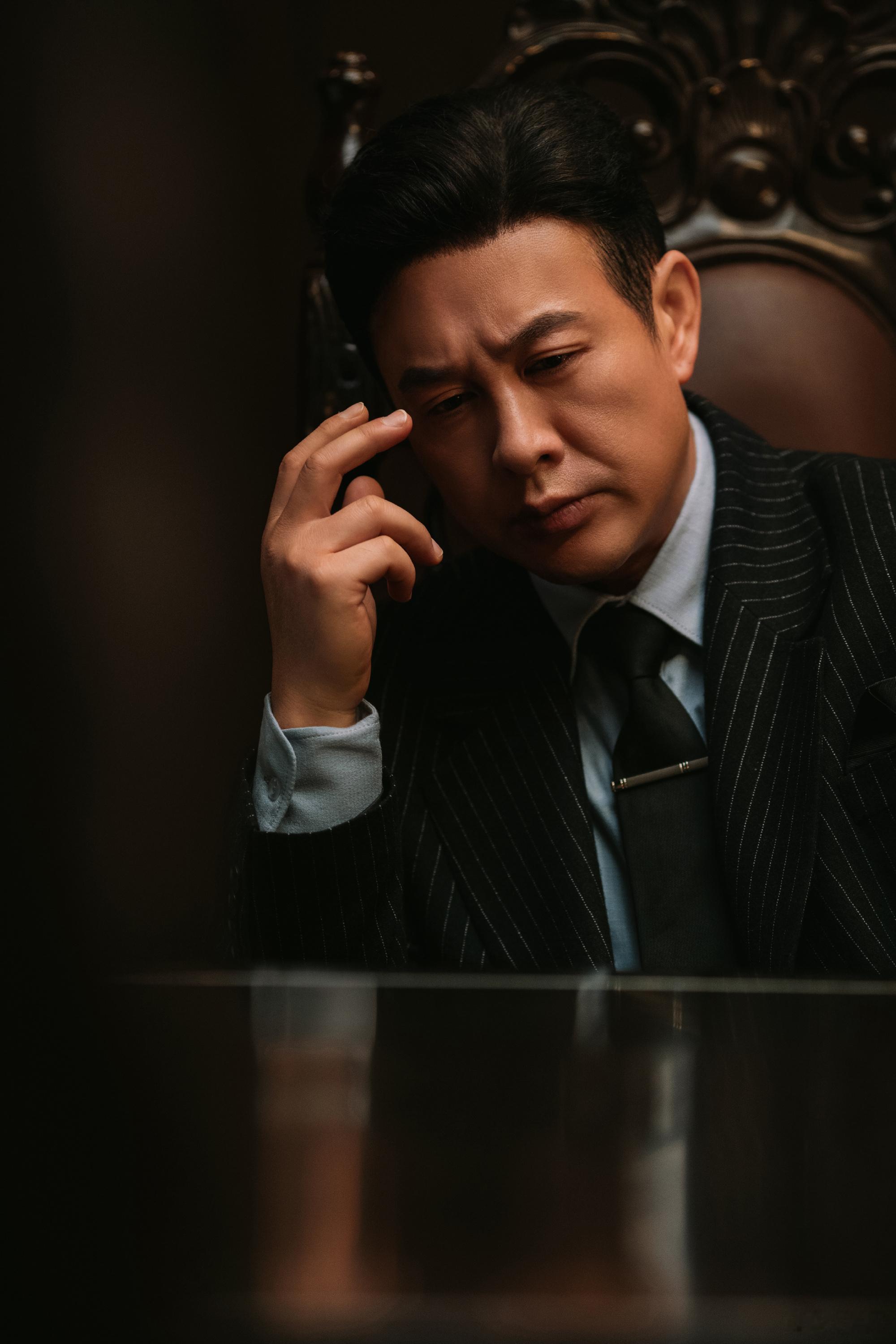 张颂文  人在家中坐，锅从天上来。 