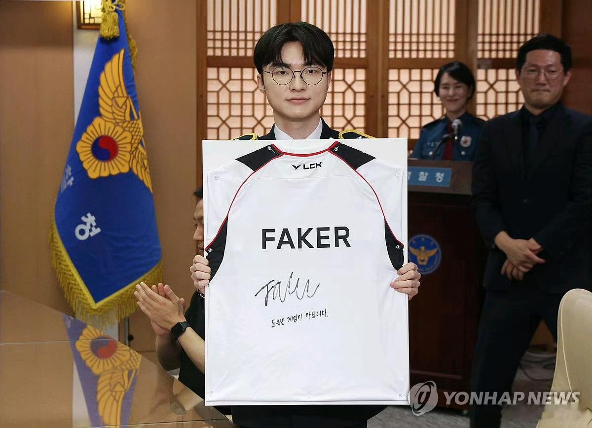 Faker从警      不得不感叹，faker作为一个游戏职业选手能做到如此高