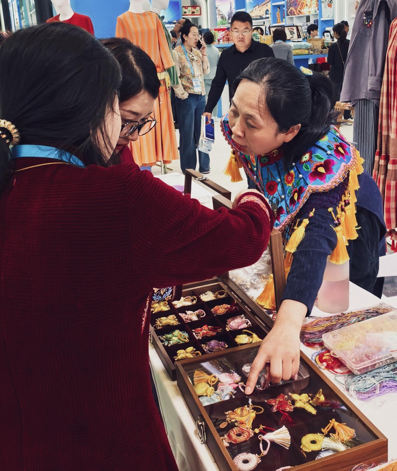 挖到宝了，非遗集市里手工挂饰，每一个都是传家的小福气。