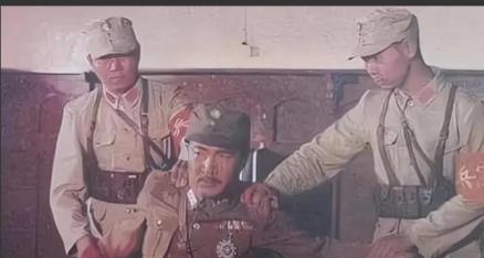 1938年1月24日，在一座阴暗的小楼里，韩复榘被特务处决。四周寂静，气氛紧张到