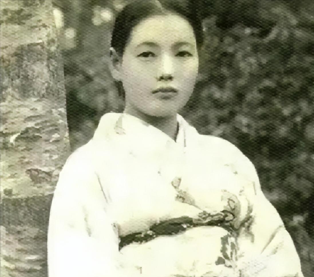 1978年重庆江津白沙镇，一名农妇正低头喂猪，几辆小轿车突然登门，来人带来惊天消