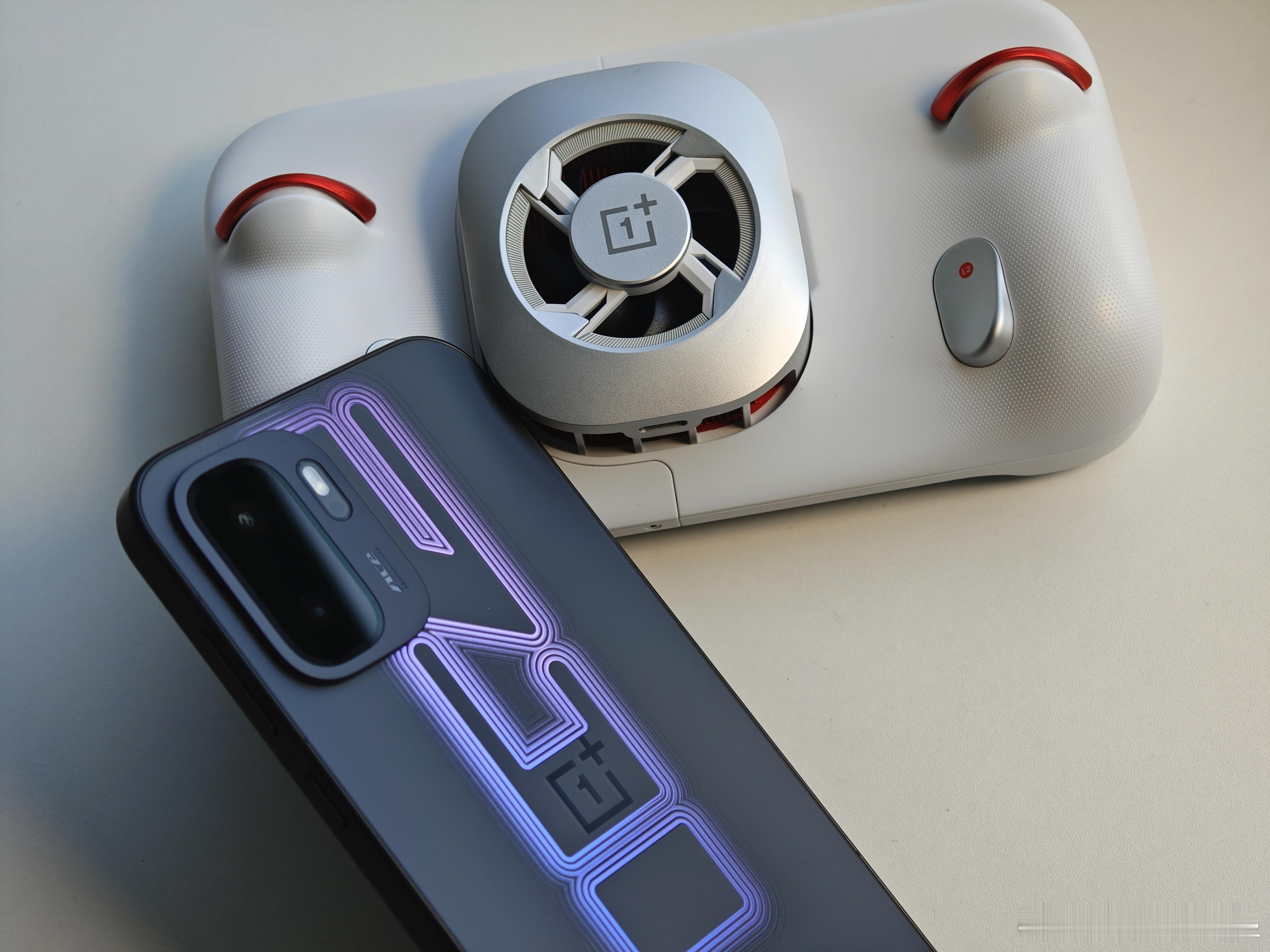 拿到Ace6 至尊版的那一刻就迫不及待的玩起来了，玩的太爽就一直还没来得及拍开箱