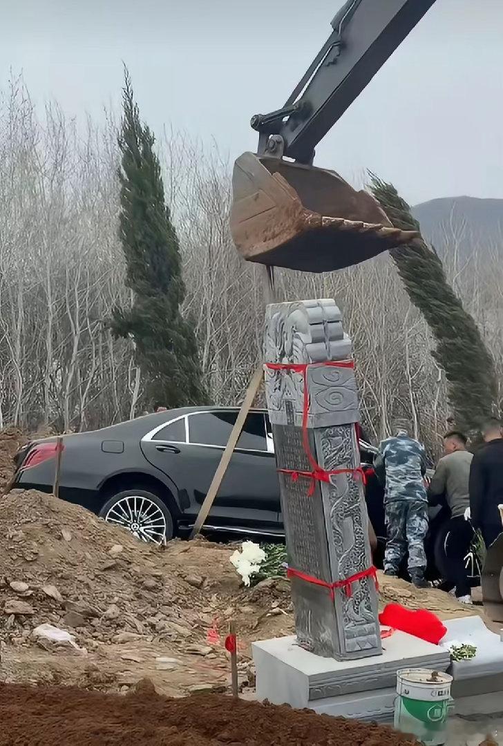 瞠目结舌的陋习，有人直接陪葬一台崭新的奔驰S450L！实在搞不懂这是炫耀还是孝道