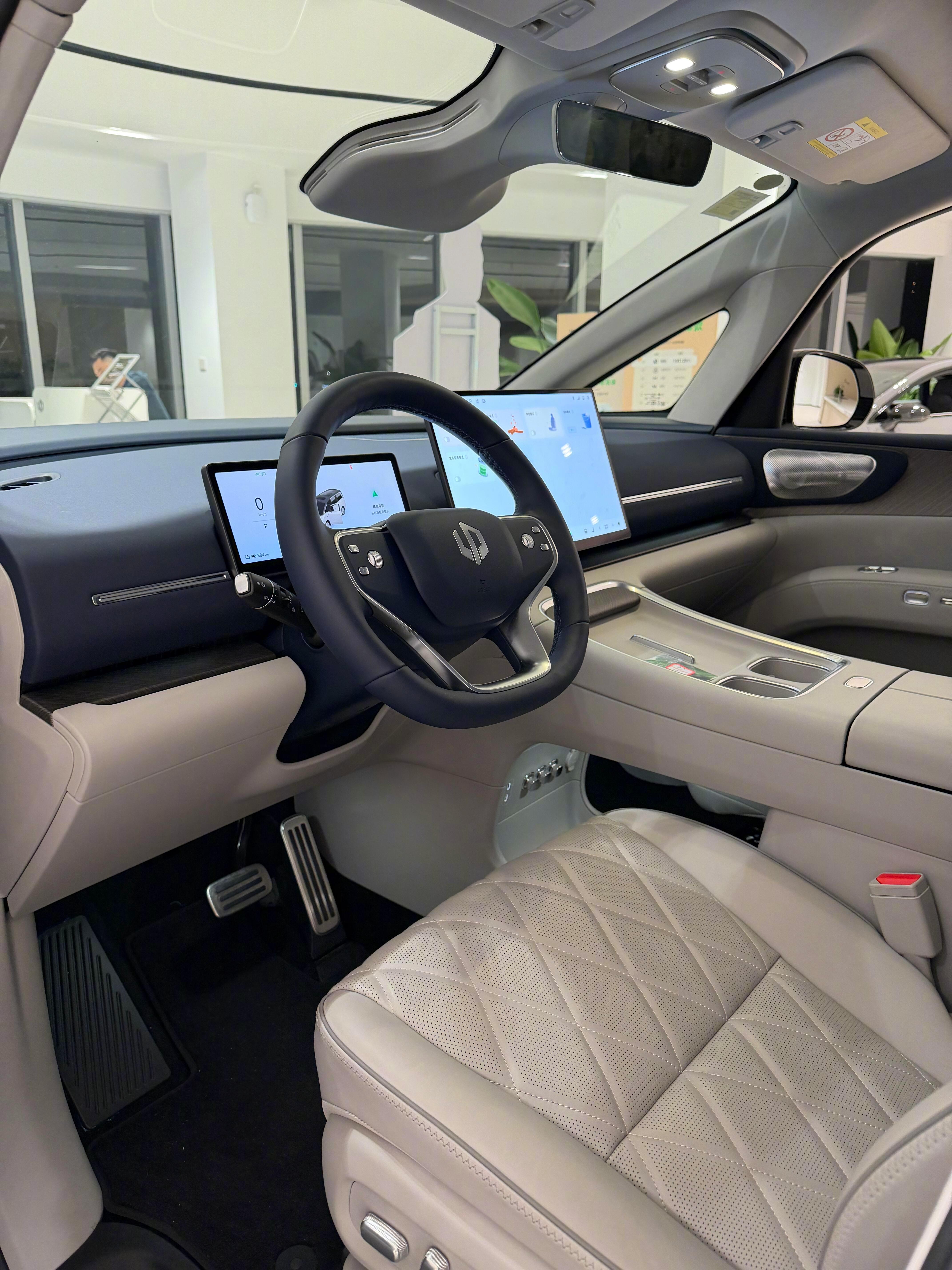 5280毫米七座MPV，二排124°零重力可45/90/180旋转，增程480、