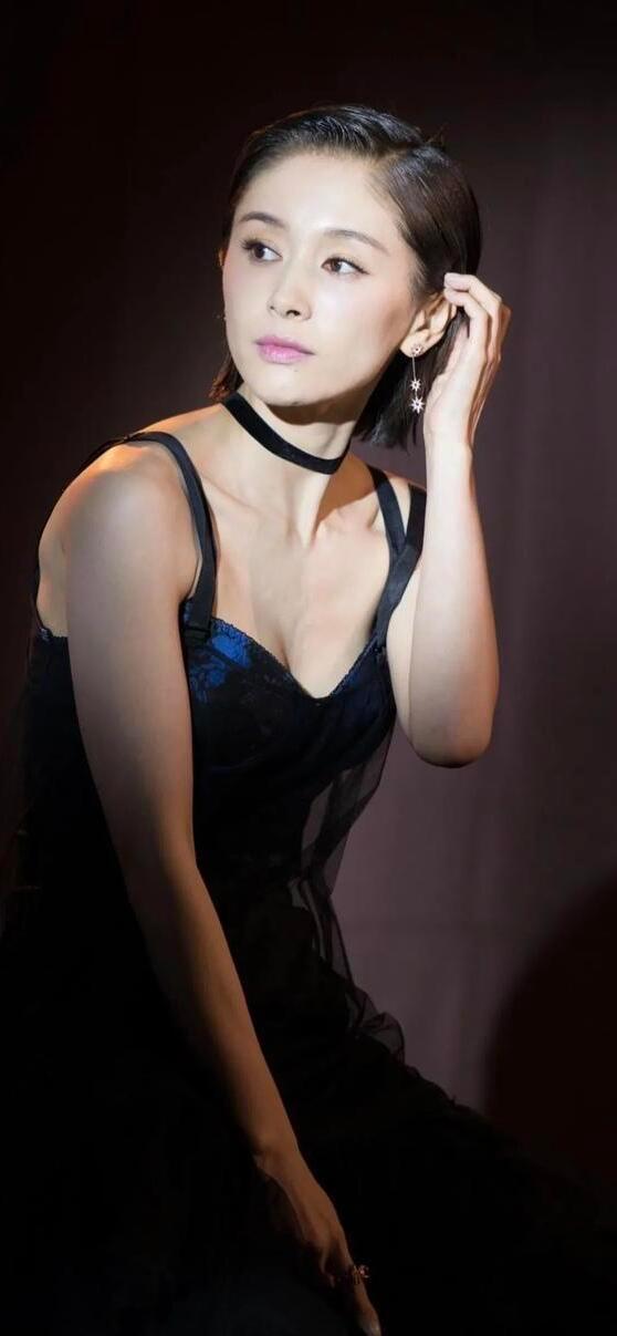 王子文吐舌短发韵味太浓了 