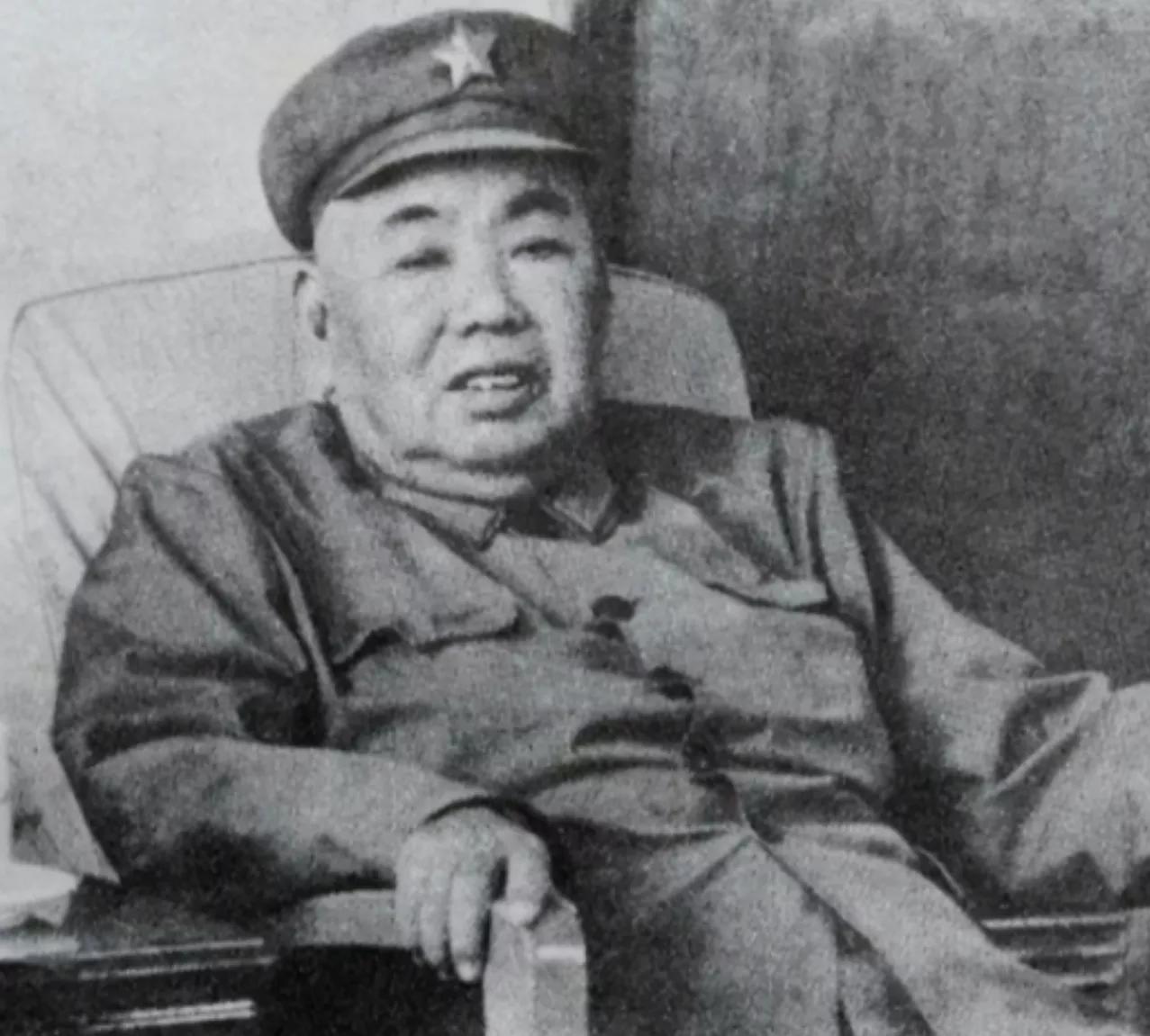 1976 年许世友来到毛主席故乡韶山，就在喝酒时，许世友女儿突然上前耳语， 许世