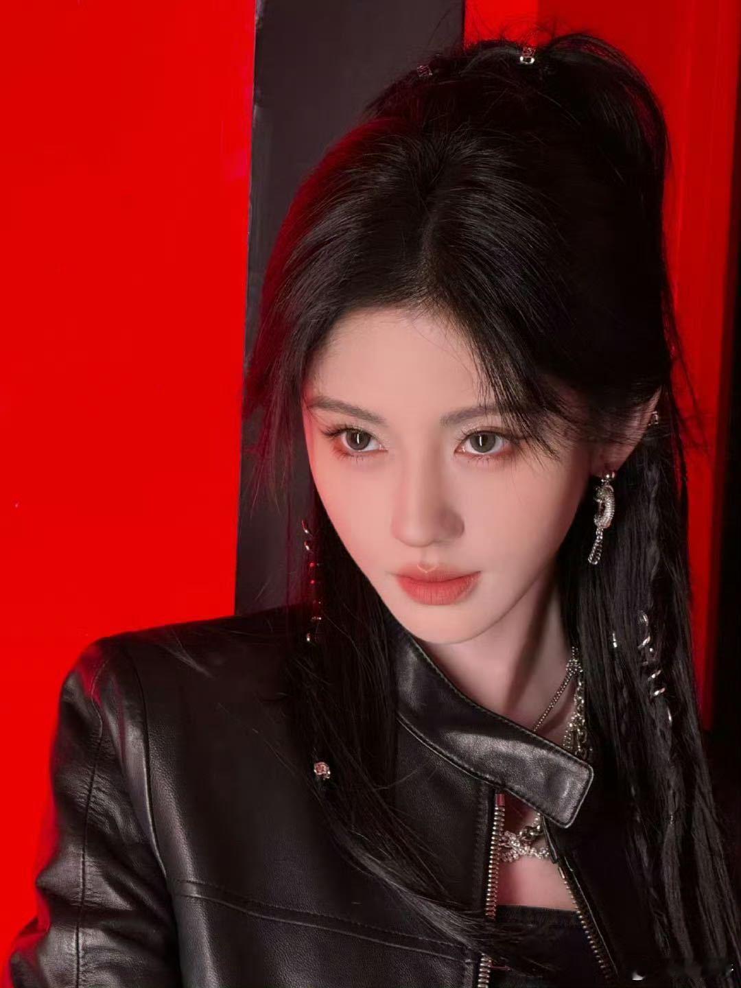 网友评鞠婧祎陈哲远长得像 刷到这个话题真的满脸问号！鞠婧祎和陈哲远明明各有各的颜