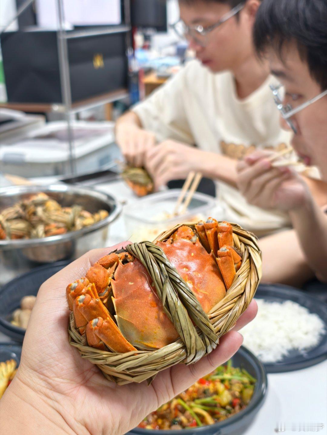 国庆回来上班第一天，一起吃点大闸蟹[嘻嘻] ​​​