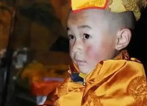1989年，十世班禅大师突然走了。高僧们背着行囊，风尘仆仆地奔波在雪域高原上，国