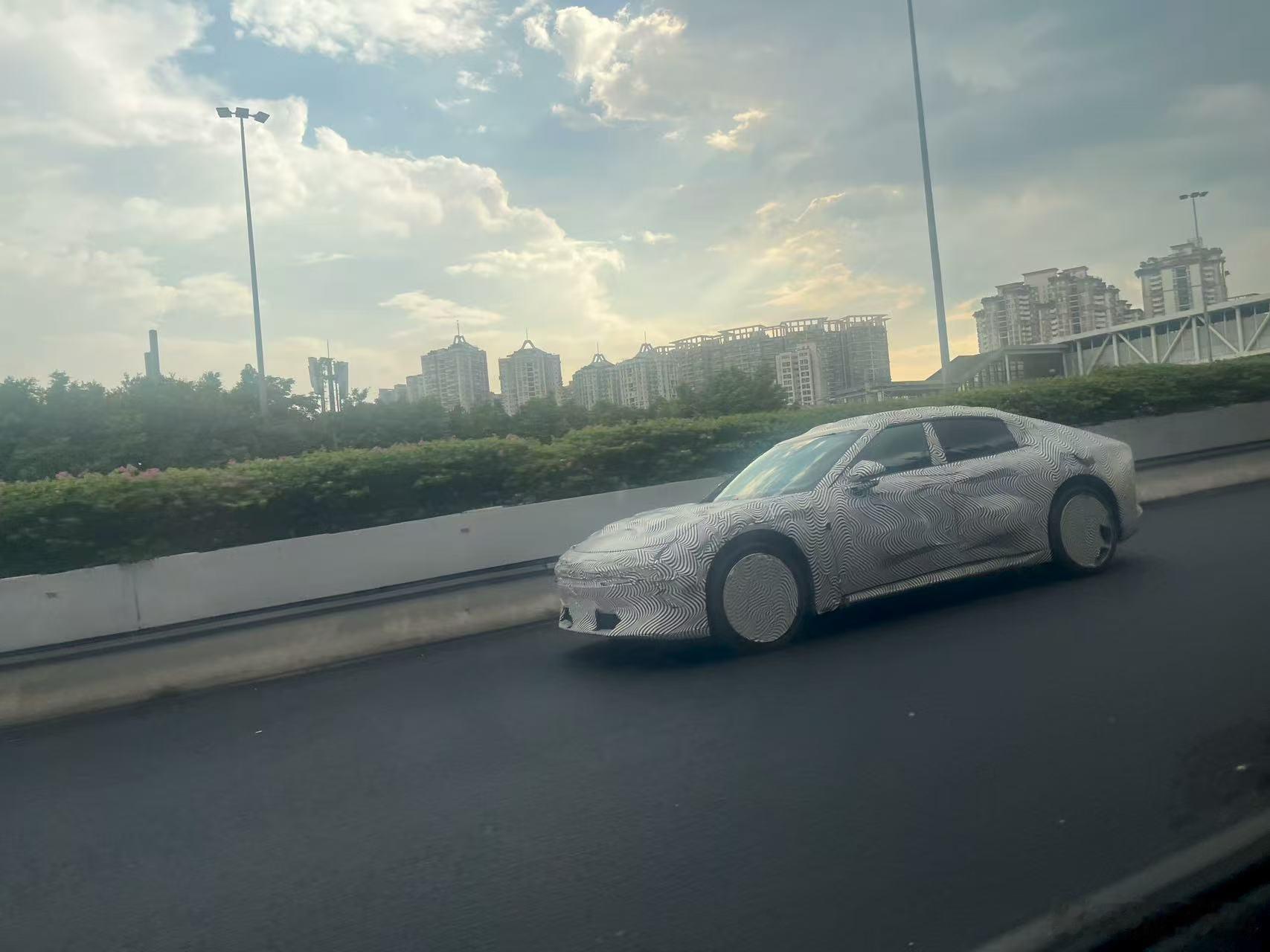 路上看到一台伪装车我感觉这个还是挺容易看出来的[吃瓜]新能源汽车 ​​​