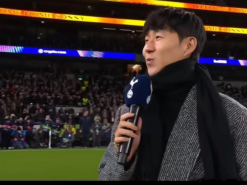 孙兴慜真成亚洲一哥们了孙兴慜被中场换下，要知道 ，在世界杯两场比赛，孙兴慜都被换