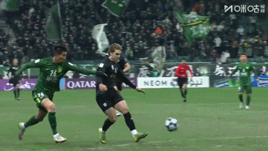 中国足球的至暗时刻又来了，国安后场倒脚，后卫柏杨回传门将失误，直接送给对手单刀，