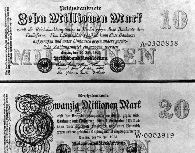 1940年，德国特工拎着一包“假英镑”，来到瑞士银行存钱，并暗示银行人员，这些钱