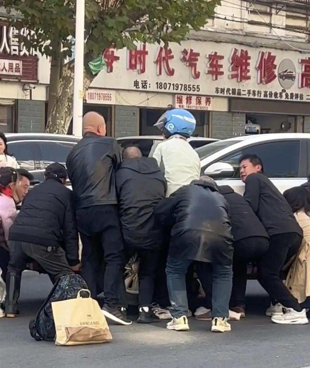 这才是刻在中国人骨子里的善良！11 月 28 日上午，湖北仙桃沔阳大道上，一位 