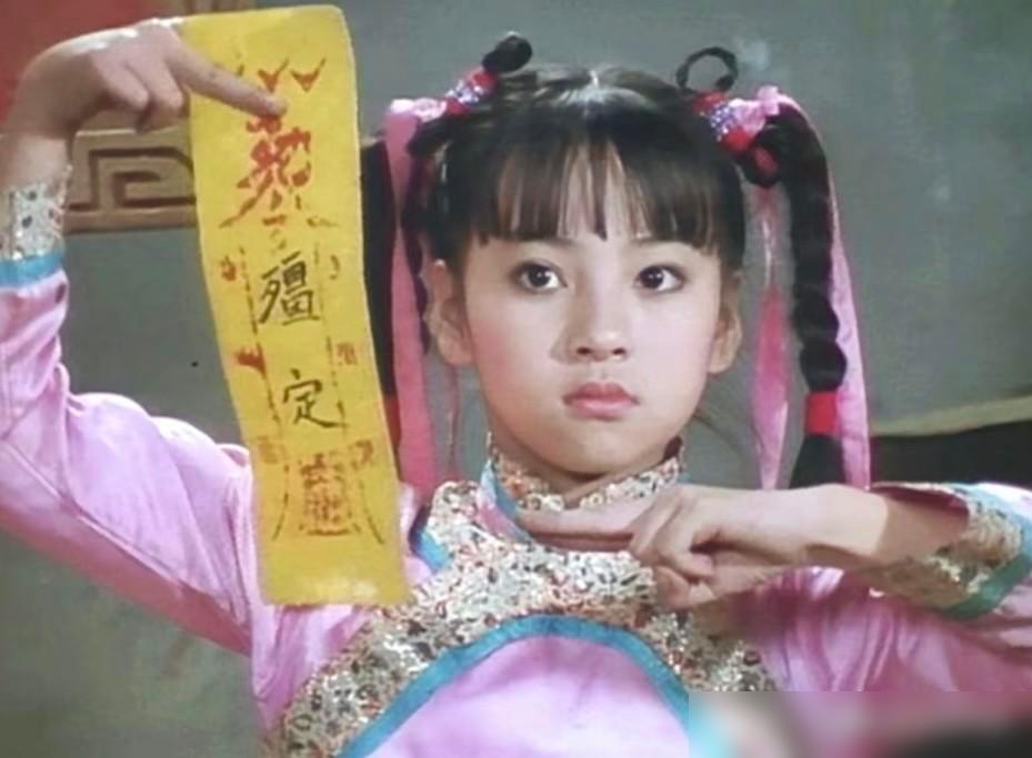 有人记得拍过台湾僵尸电影的这个小萝莉吗？

她叫刘致妤，78年出生的童星，当年靠