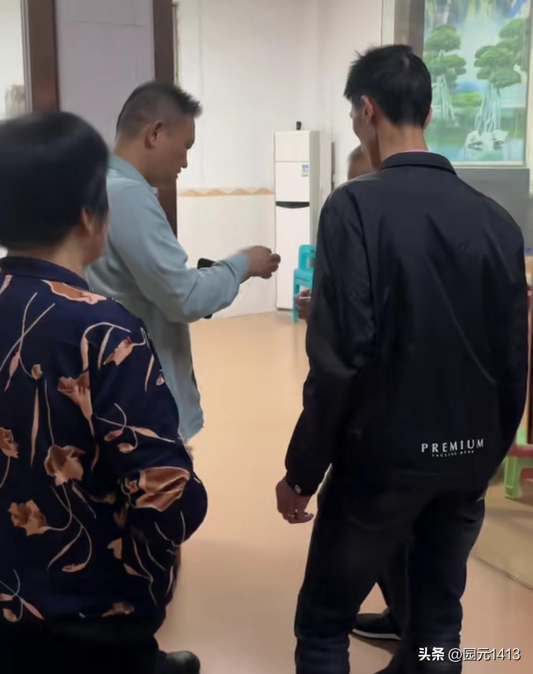 李鑫回到了养家，也挺忙碌。
     原来李鑫的养父生病住院，哥哥请假回家照顾父