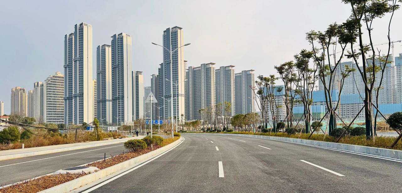 驾车途经西二环，长望路的恢弘体量与观沙岭片区的蝶变风貌令人瞩目。这条曾经的普通小