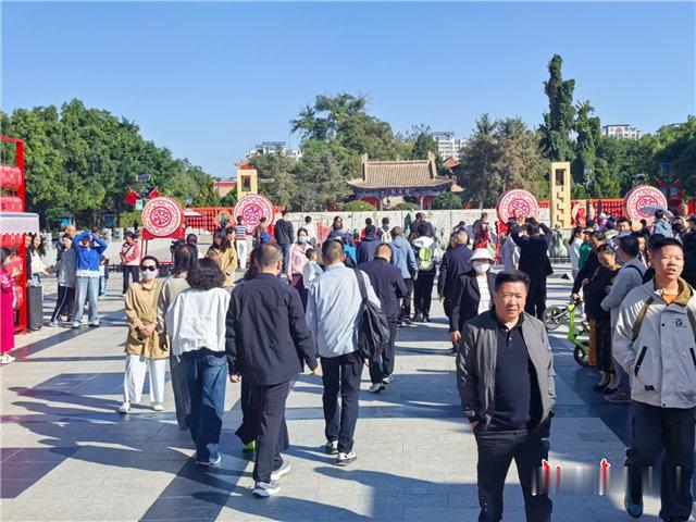 【武威凉州区古城烟火旺　文旅热力足】今年国庆假期，武威沙漠驿站、武威文庙、武威市