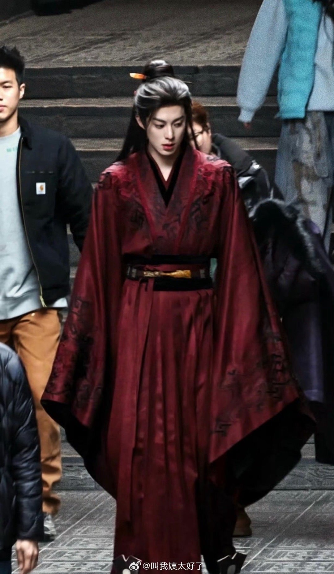 王鹤棣《将门独后》最新路透🈶，这个造型怎么样？ 