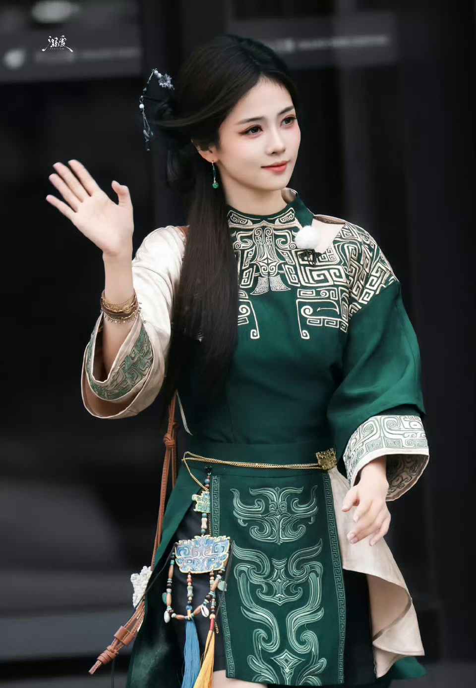 白鹿奔跑吧新中式路透，今天是新中式白梦妍，还给粉丝跳舞了