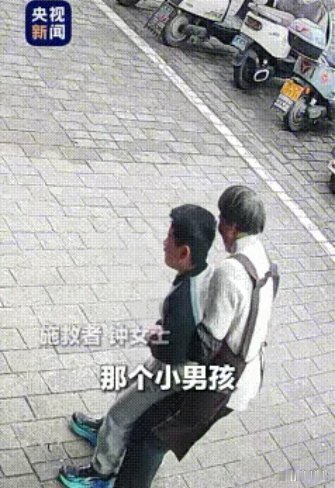 “这个阿婆火到央视了！”近日，广西一位阿婆正在卖早餐，突然一男子走了过来，表情痛