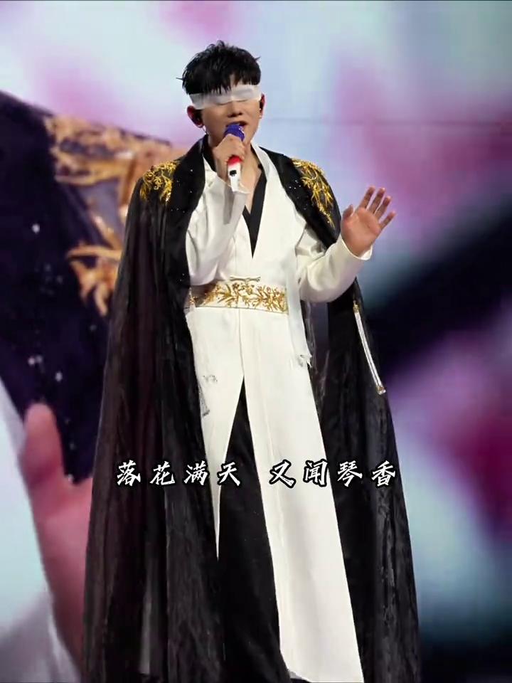 掌心的泪握到滚烫，只愿为你三生痴狂。落花满天又闻琴香，与你天地间徜徉。