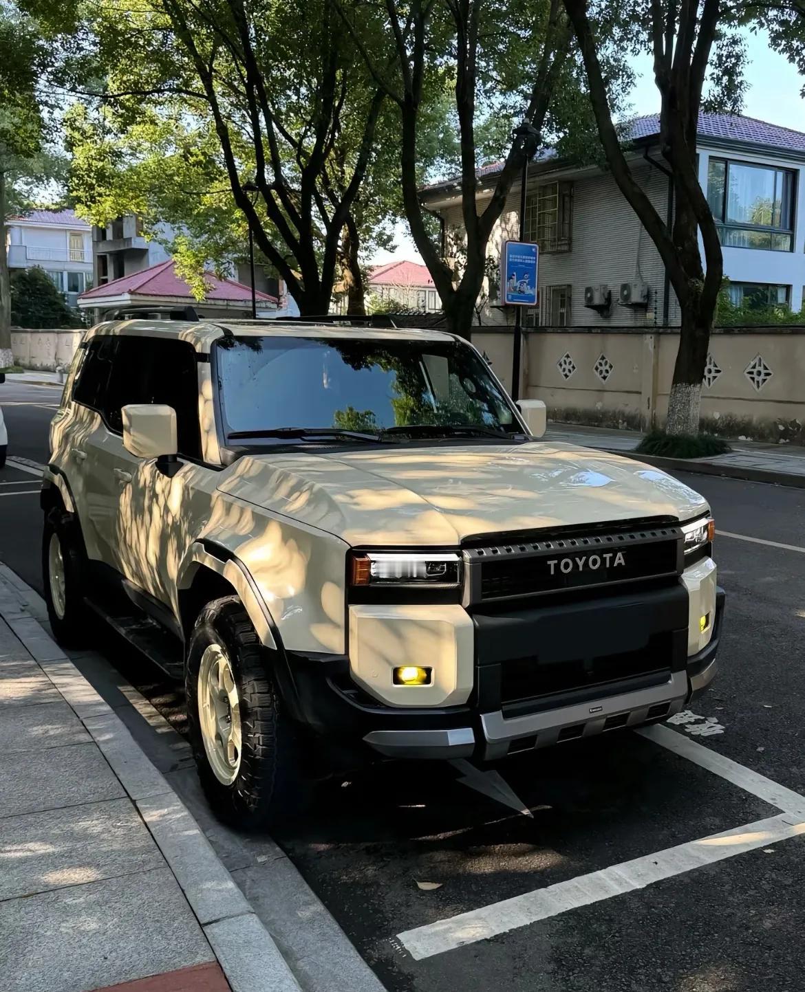 专家预测十年后全球前十大车企排名:

第一：比亚迪，年销量1800万辆

第二：
