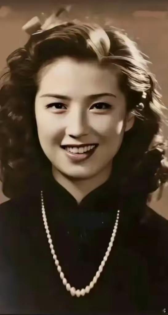 这个演员长得好精致甜美人间少，清水出芙蓉，天然去雕琢，是个倾国倾城的美女子，她演