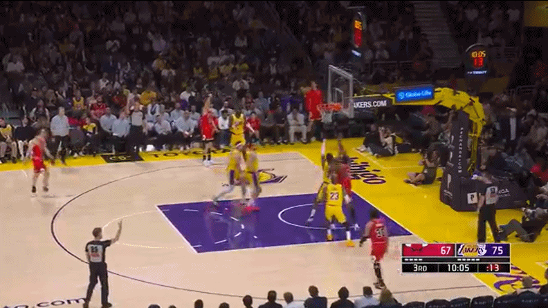 我记忆里的詹姆斯，这球就是啪啪两步加速，跟吉迪争，单手把往天上一挑，然后就快下起