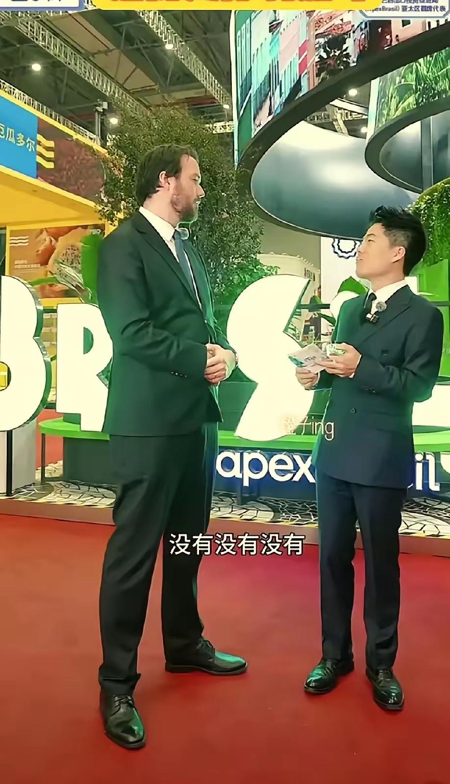 用食人鱼回怼足球提问，董宇辉这波“睚眦必报”，藏着高智商的体面！

昨晚进博会直