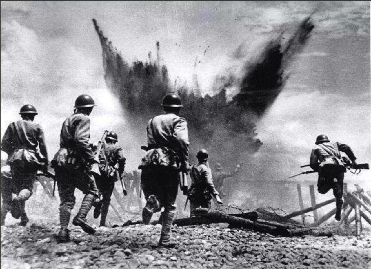 1942年，新四军26团被日军团团包围，团长抱定必死之心，正要拉响手榴弹，一声大