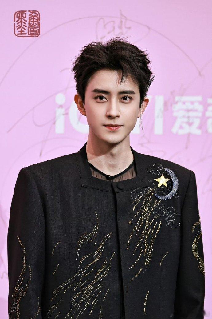 敖瑞鹏硬帅  敖瑞鹏红毯首秀 敖瑞鹏在爱奇艺尖叫之夜的红毯首秀造型也太帅了吧！黑