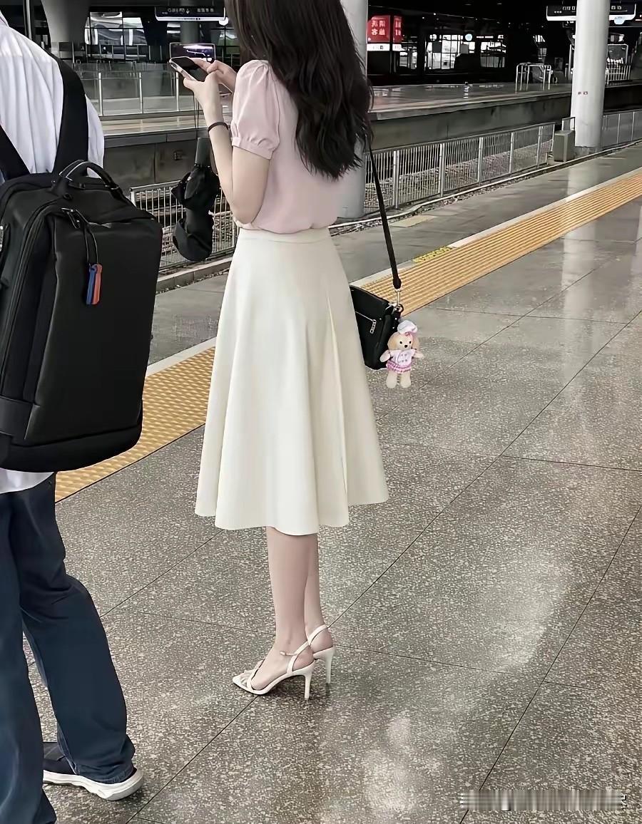 光是看这位女士的穿搭，都不需要去看她的正脸，单从她的背影上就能看出来，这位女士不