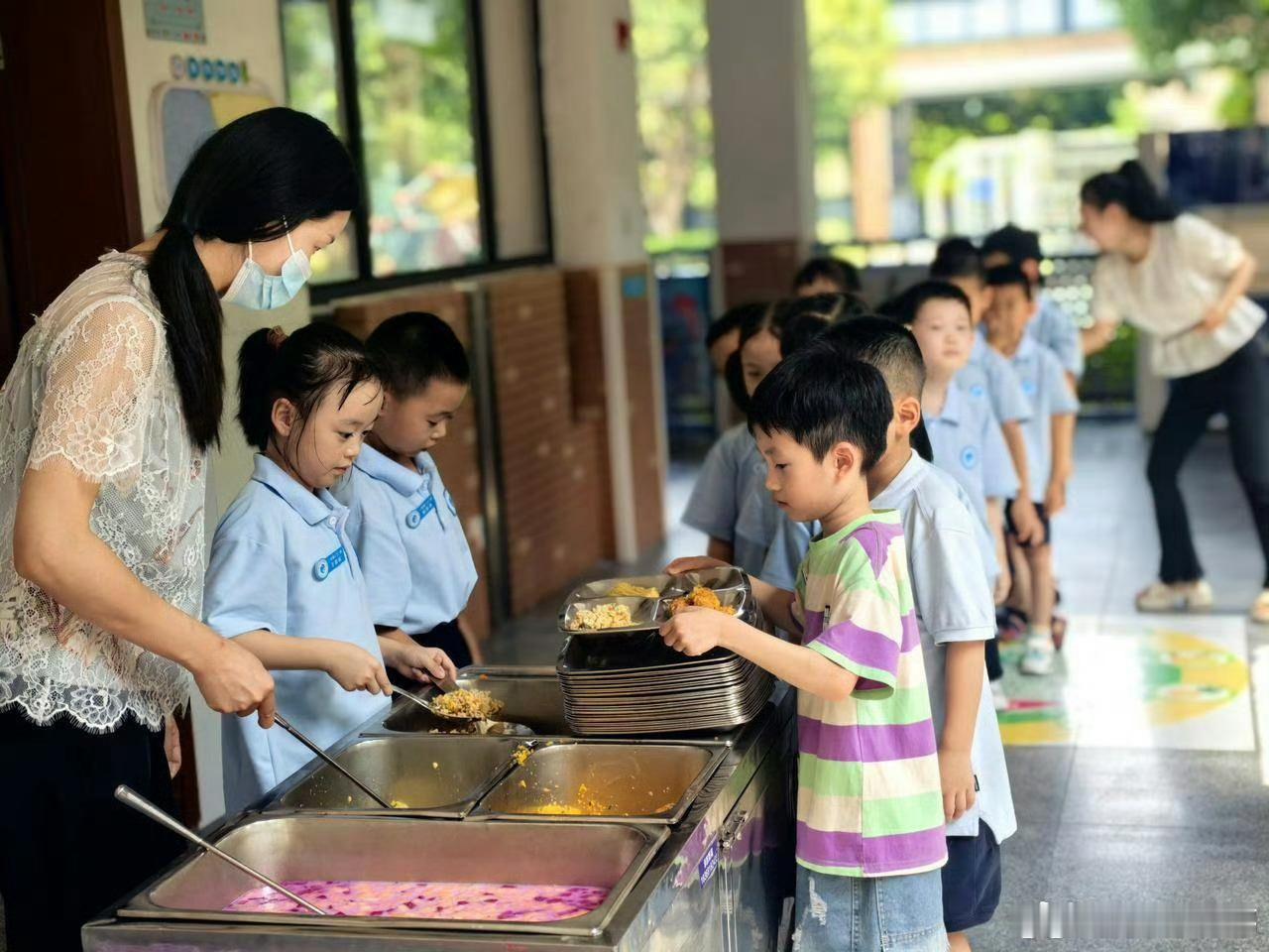 杭州超100所学校取消餐费预缴学校伙食费关乎学生与家长切身利益。杭州余杭区创新举
