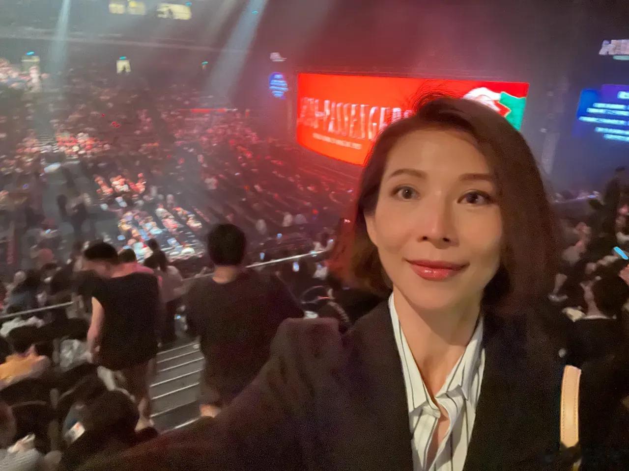 蔡少芬看演唱会太激动，和贾静雯兴奋的一起现场自拍，照片中的蔡少芬换了新发型，原来