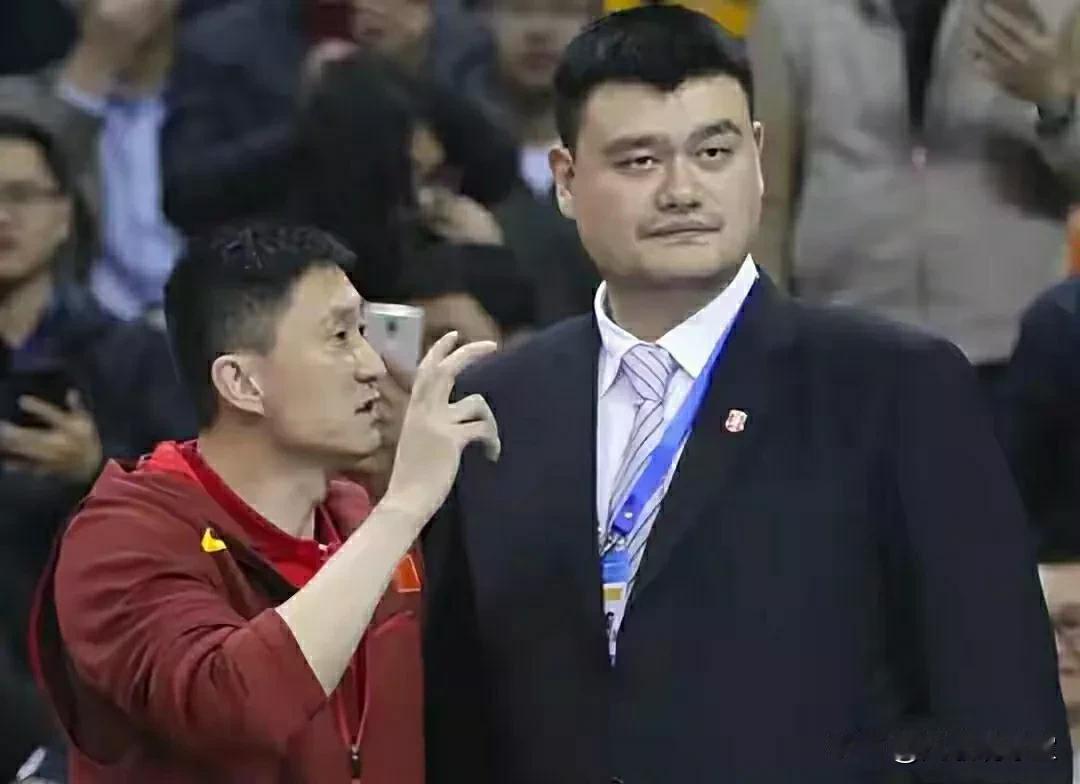 姚基金中美篮球明星慈善赛香港站特邀杜锋担任中国男篮明星队主教练，你说姚明和杜锋的