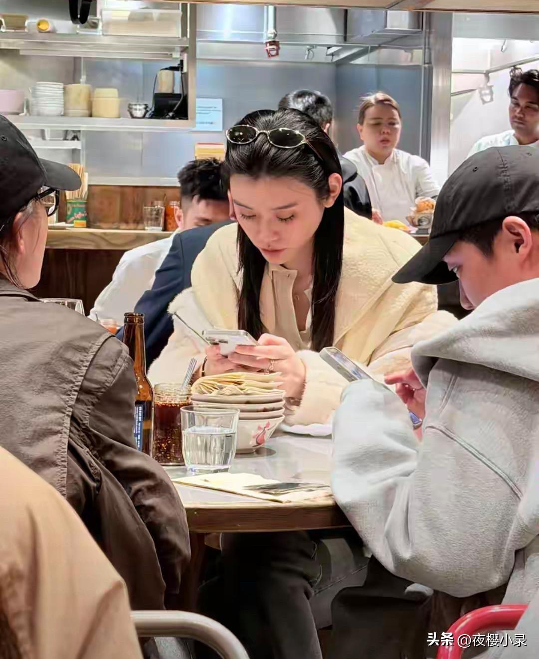 奚梦瑶何猷君夫妻两人吃街边小馆子很接地气。奚梦瑶作为模特出身还是很亮眼的，高挑的