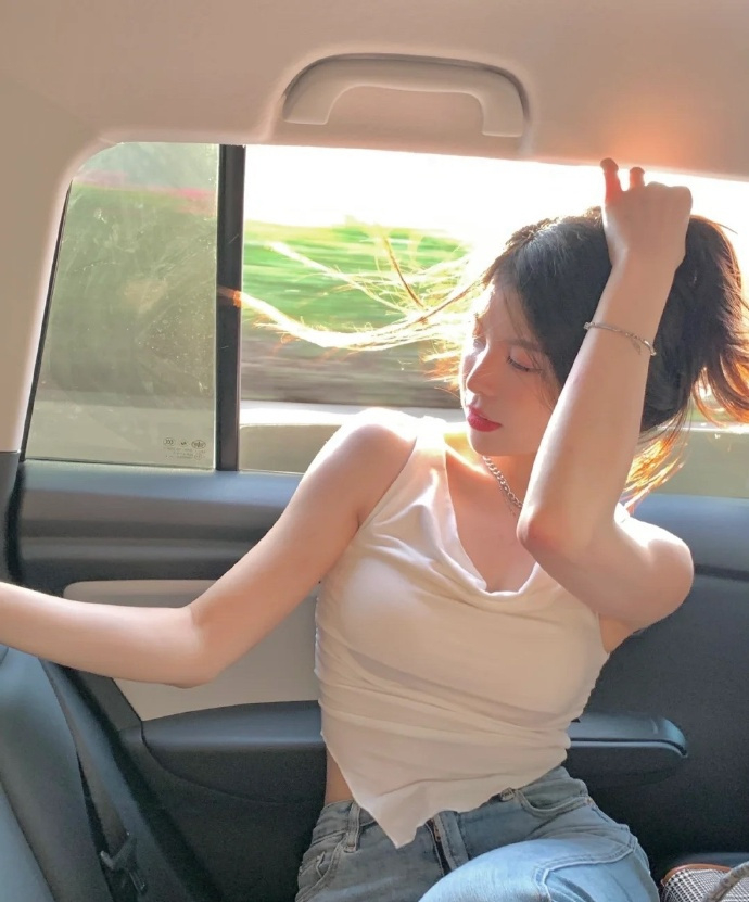 “   人活着，圈子不要太大，   容得下自己和一部分人就好；   真正朋友不在