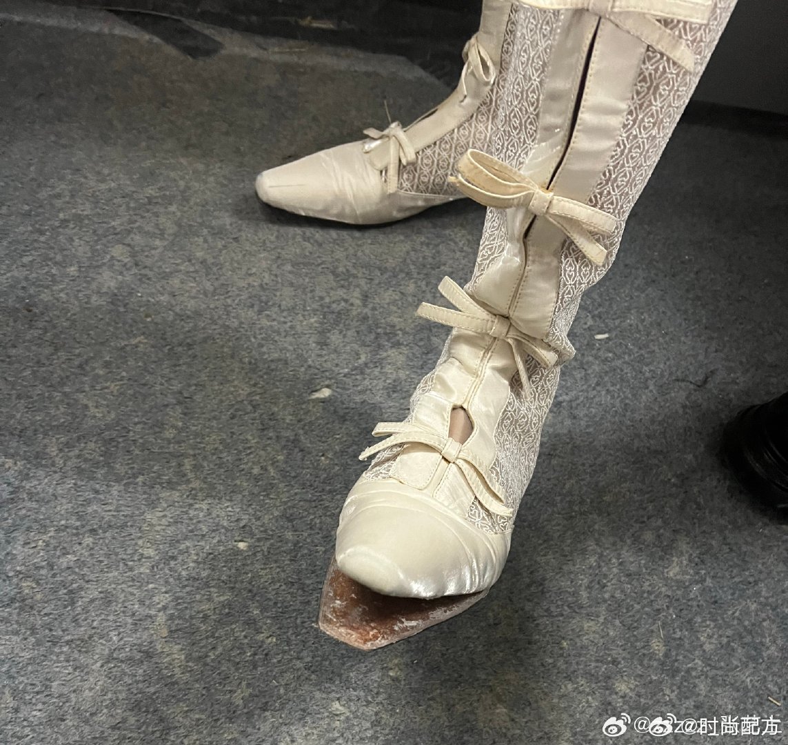 张艺上鞋底开胶了张艺上的鞋底想开了乘风2026浪姐三公直播，张艺上鞋底开胶了，张
