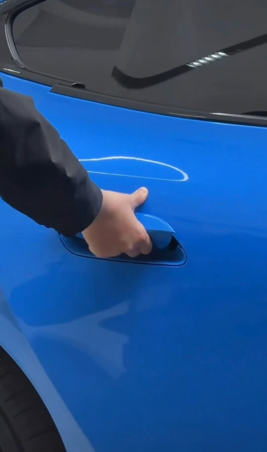 全新一代小米SU7门把手改成机械式的了，提前适配2027年新国标。老款SU7：半