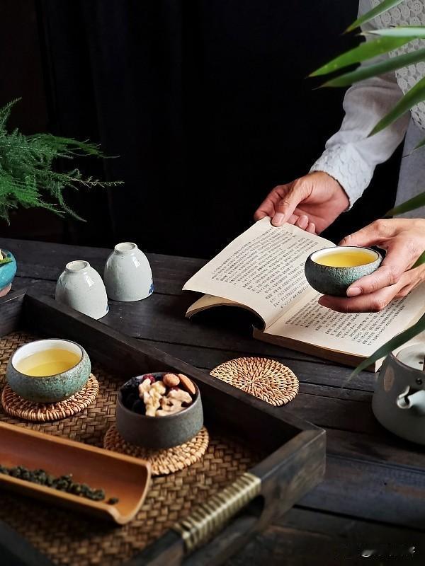五律·僻居
离尘远僻居，常日事柴蔬。
种竹邀来月，观荷约去鱼。
粗茶忘利禄，浅唱