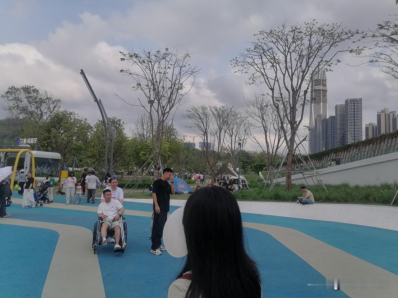 儿童乐园人流如织，大人小孩共享快乐时光！