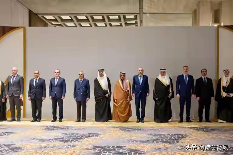 不骂美国只骂伊朗，12个穆斯林国家翻脸，巴基斯坦携核威慑站队。
 
这一幕发生在