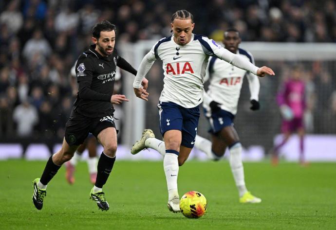 找回自我，状态高光

西蒙斯vs曼城个人数据：

◉ 最多触球(84) 
◉ 最