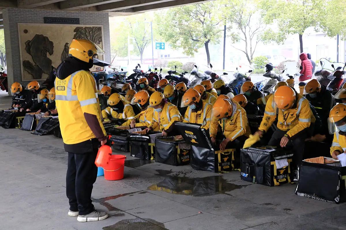 送外卖丢人？  
如果丢人，那丢的是谁的脸？  

凌晨一点，你窝在沙发刷手机，