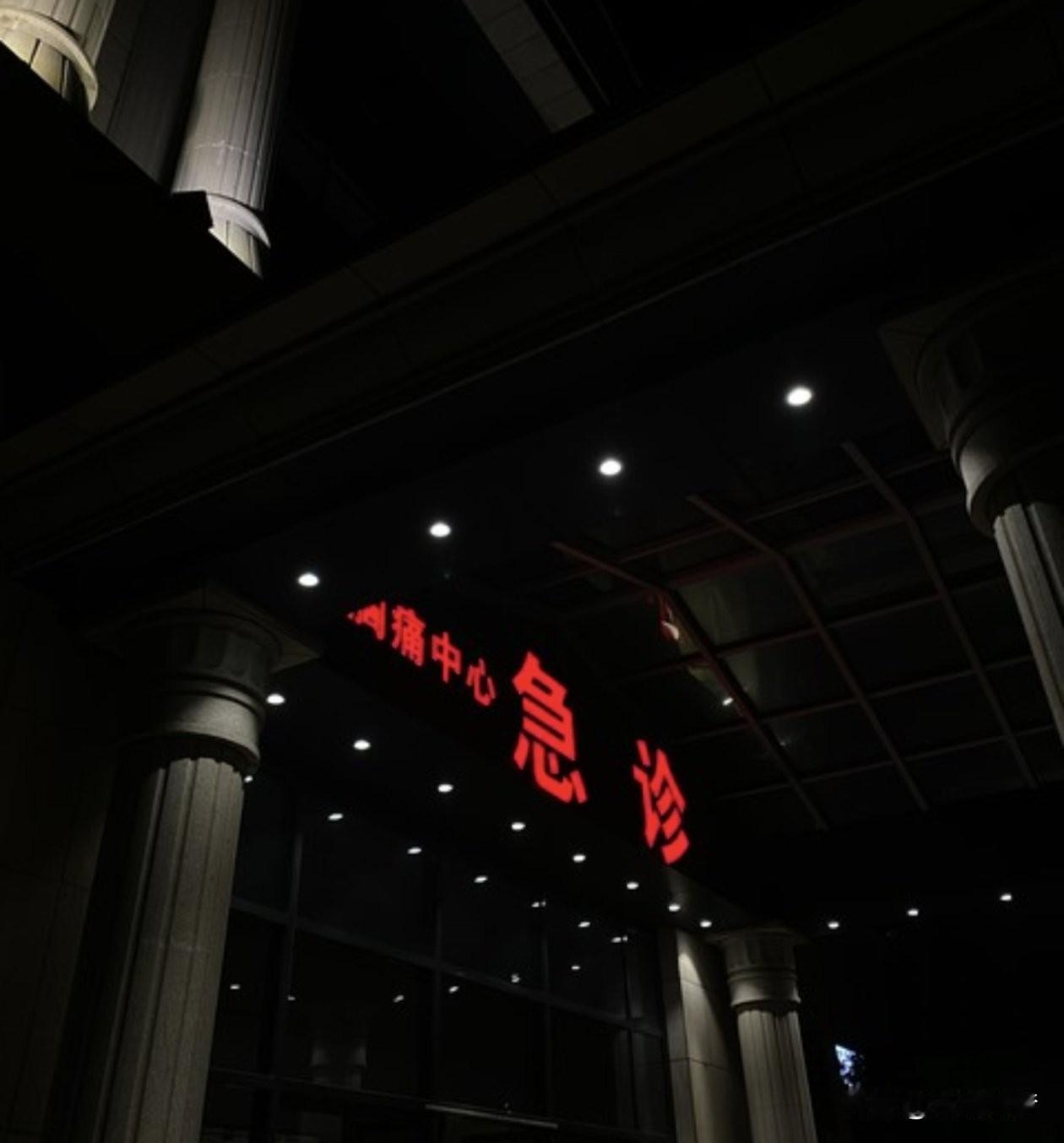半夜被老伴推醒那会儿，我整个人都是懵的。他蜷在床上，汗珠子顺着额头往下淌，指着肚