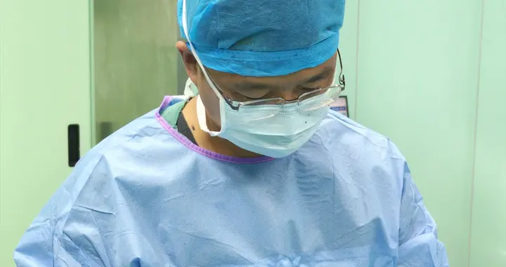 锁骨下留疤成为乳腺癌患者“心结” 湖北首例经腋入路胸壁无痕输液港植入术，让患者告别“伤痕印记”