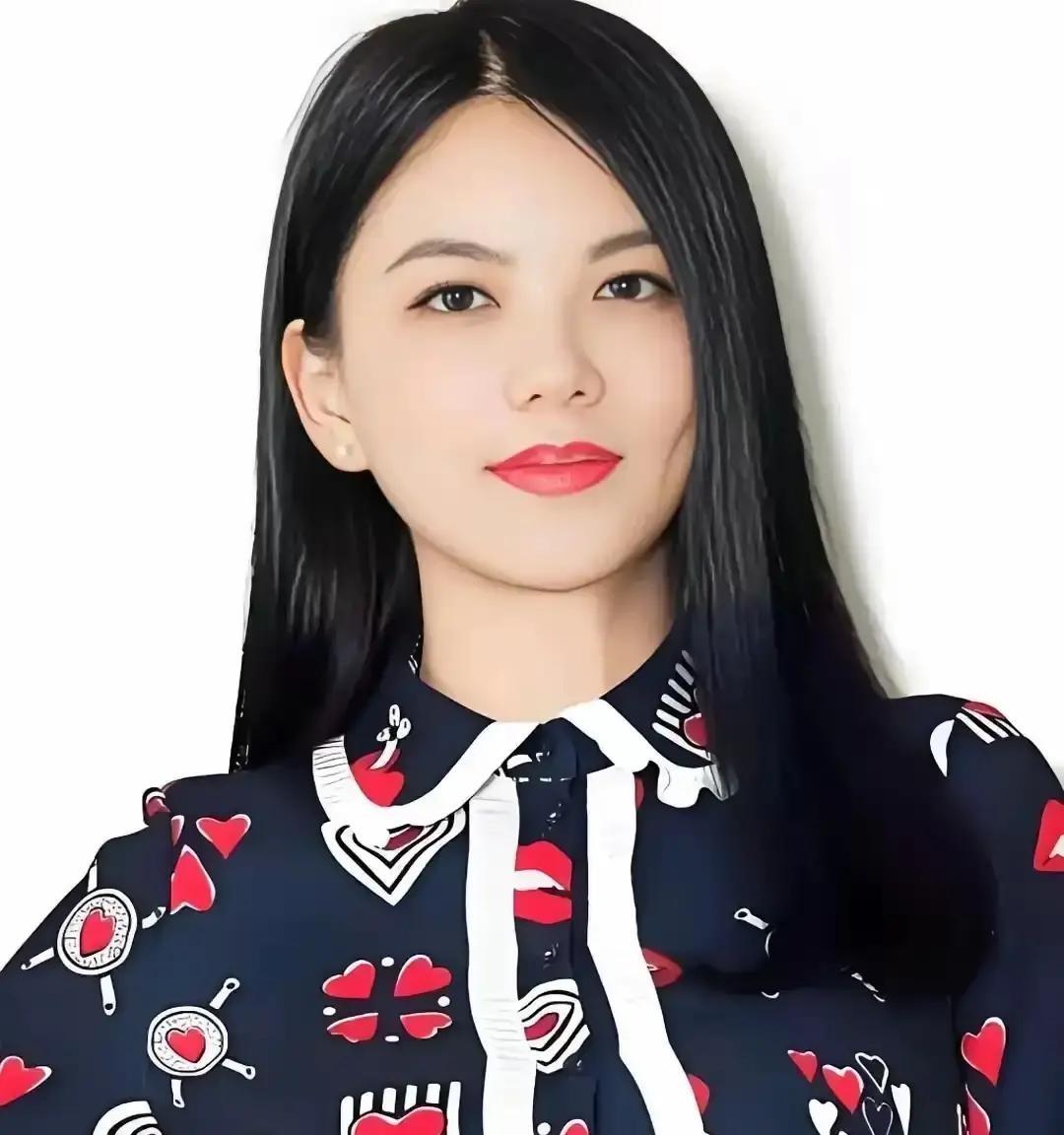 李湘在饭局上说自己女儿一年要六百万的学费，何超琼听完之后，递给李湘一个印着美高梅